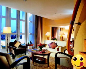 CHRISTMAS STAYCATIONS + PROMOTIONS