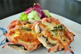 Baked Mushroom Stuffed with Ham and Cheese 
