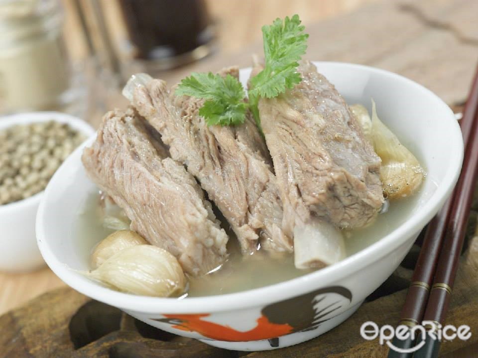 老街馳名肉骨茶。油條。豆漿
