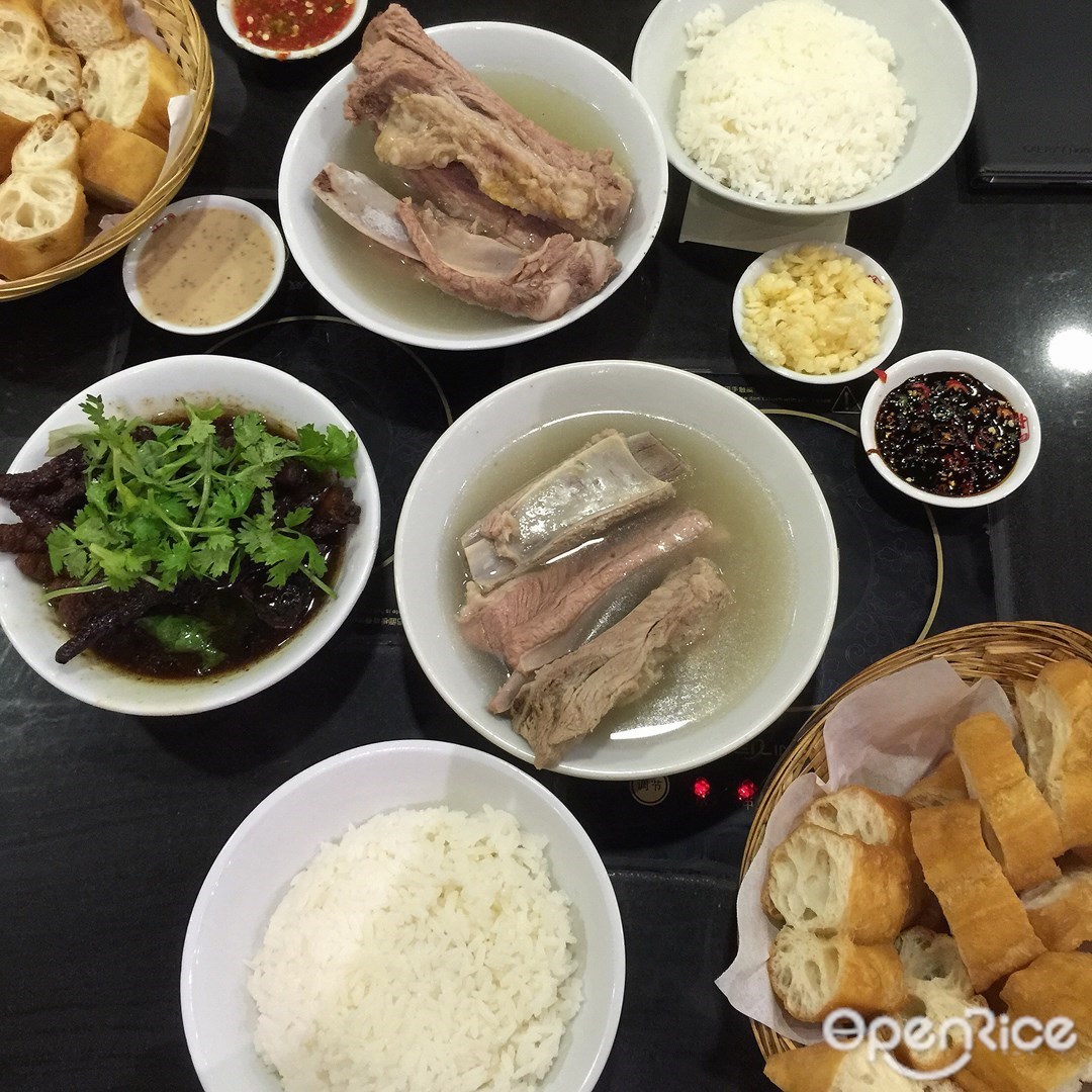 老街馳名肉骨茶。油條。豆漿