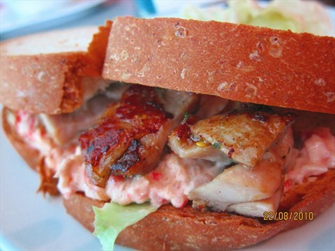 Wholemeal sandwich with roast chicken