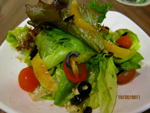 Green salad with lots of veggies