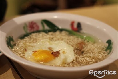 egg with luncheon meat mee soup