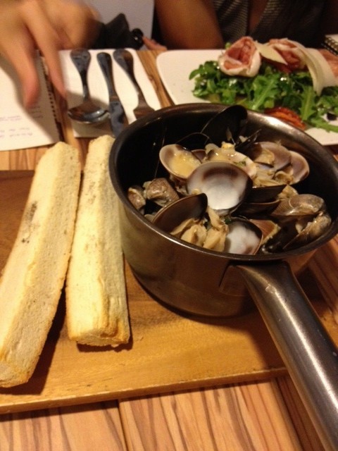 clams and mussels in white wine