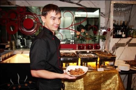 Cafe Lyubi Menya's Chef Rinat (from Uzbekistan)