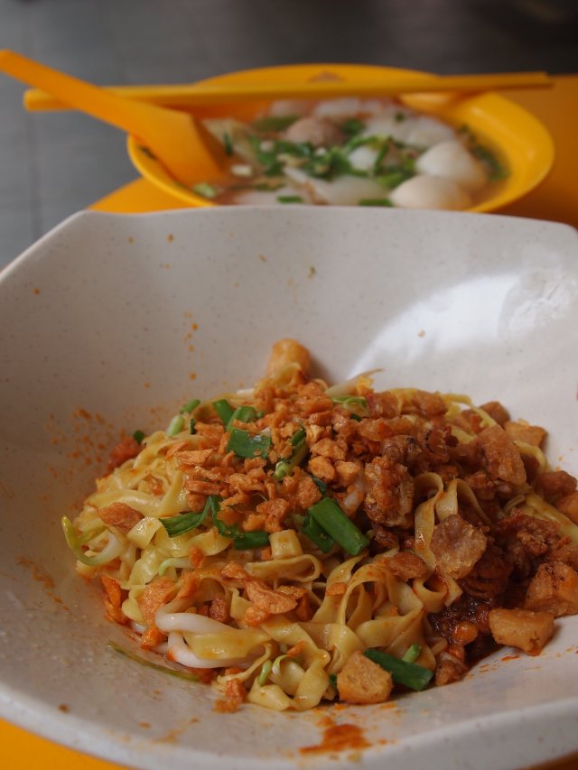 A delicious bowl of mee pok awaits.