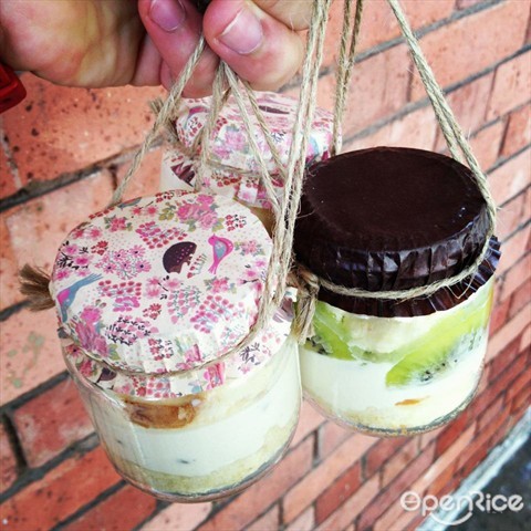Cakes in the cutest jars