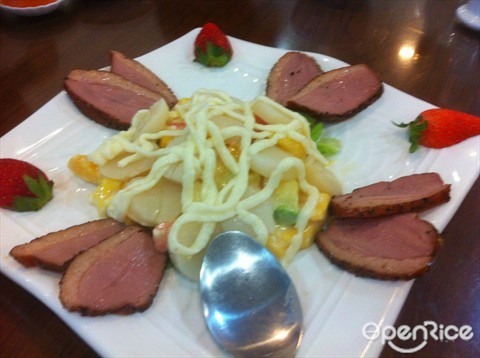 Smoked Duck with scallop mango salad