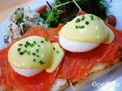 Eggs Benedict with Salt-cured Salmon ($9.90)