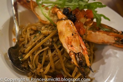 The elegant black pepper prawn linguine. a little too peppery for us but the prawn is really fresh and big! super value for money ( for our set meal)