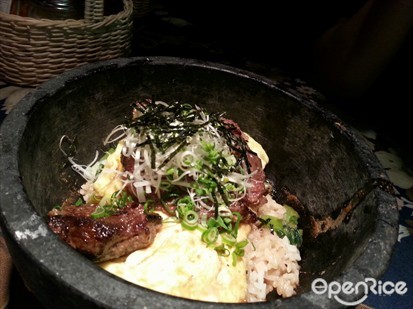 Omu-rice with beef steak in stone bowl