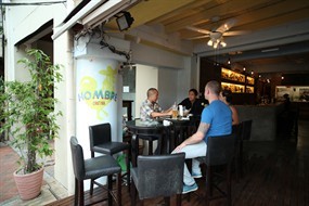 Hombre Cantina