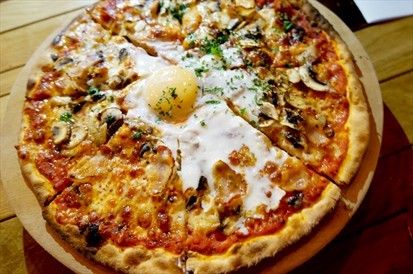 Truffle&egg pizza