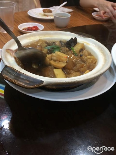 Claypot sea cucumber and fish maw with mushrooms