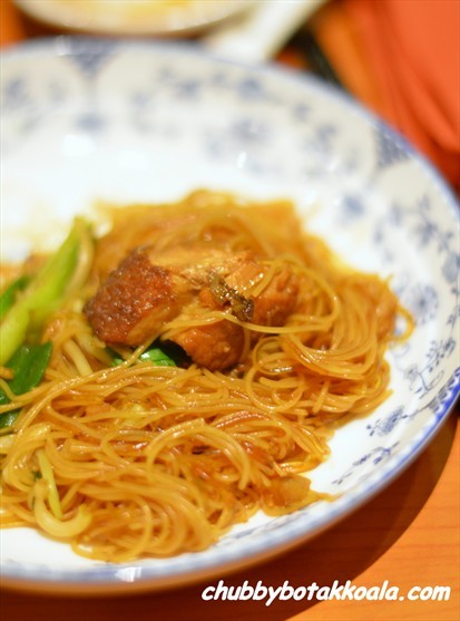 Braised Duo Rice Vermicelli  with Pork Knuckles served in O Ba Leaf