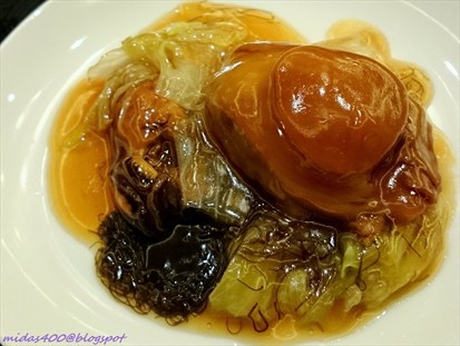 Braised whole abalone 三头鲍 w/ dried oyster & black moss