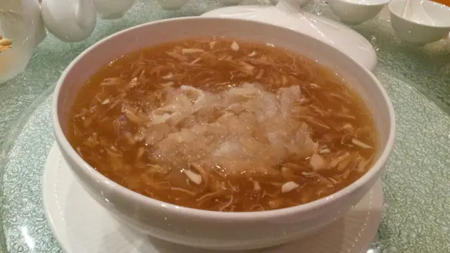 Braised sharkfin with crabmeat