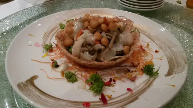 Stir fried scallop with macadamia, shimeiji mushroom & lily bulbs