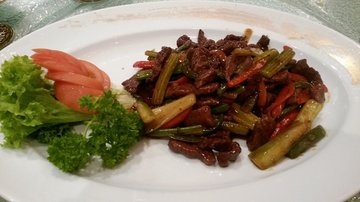 Wok fried vension with capsicum in black pepper sauce