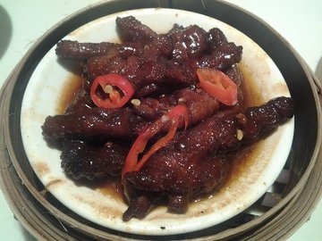 Steamed chicken claws with chilli sauce