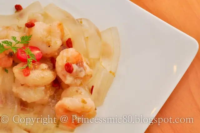 Prawn ball with aloe vera and Osmanthus.