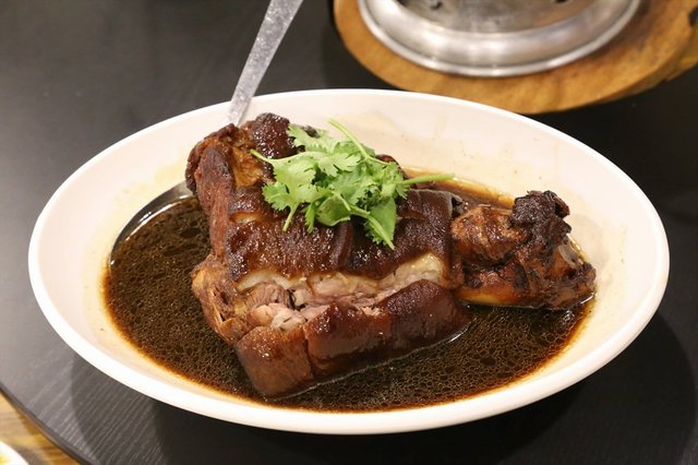 braised pig trotters lagi shiok!
