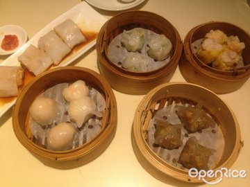 Rice rolls, shrimp dumplings, teochew dumplings, truffle dumplings & shaomai