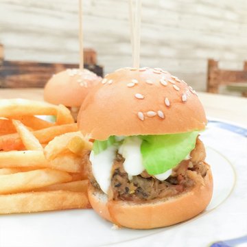 Holqa Pulled Pork Mini Burgers