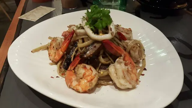 Fresh Prawn Aglio Olio on Linguine with adds on of Squid Ring and Portobello Mushroom