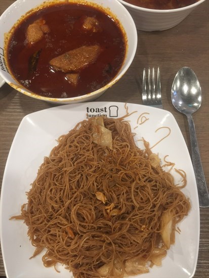 Nyonya Curry Chicken With Fried Beehoon
