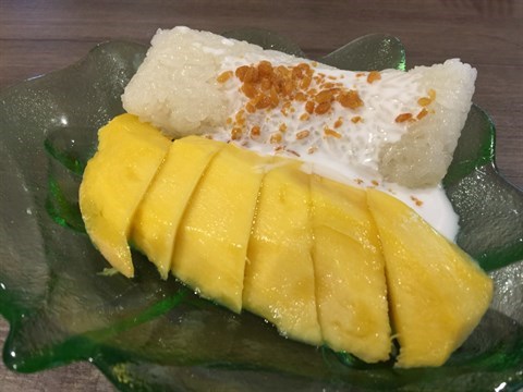 This  was  nice!  Warm  sticky  rice  soaked  in  coconut  milk  and  eaten  with  some  mango...just  Yummy!