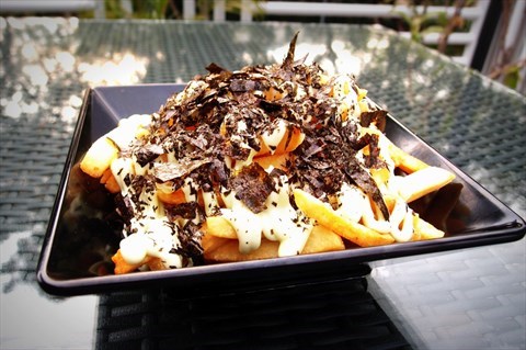 Fries topped with wasabi mayo & seaweed flakes