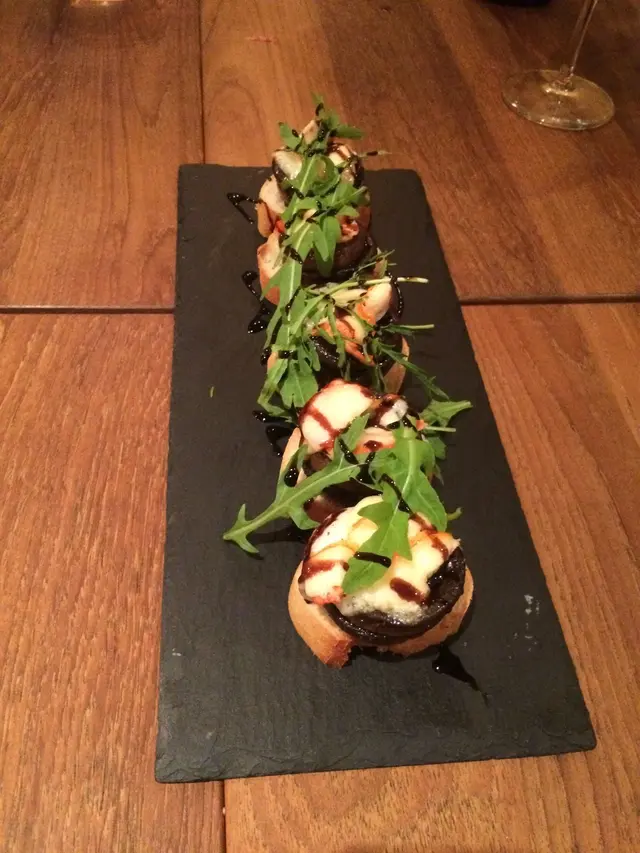 Garlic Mushrooms suitable for vegetarians. It looks small and simple.