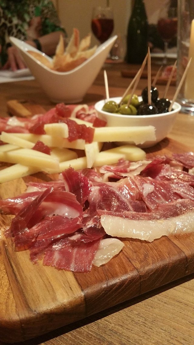 Fermin Serrano (white)  10 Vetas Jamon (black)