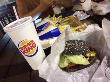 Good size drinks & fries…or did the burger just got smaller?! 😨
