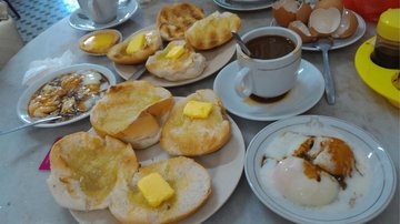 Eggs  kaya butter buns coffee