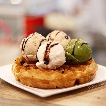 Waffle with 4 scoops. Coconut, matcha , hazelnut and peanut butter