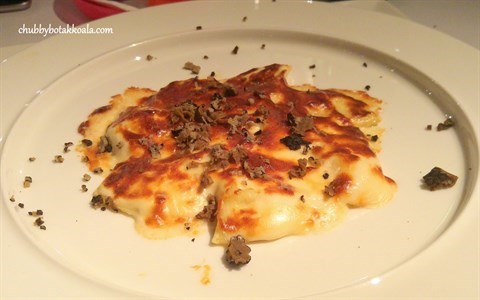 I Tortelli Di Pecorino Con Fonduta Di Parmigiano E Tartufo Di Stagione
Cheese Torelli Pasta with Pecorino Cheese and Truffle