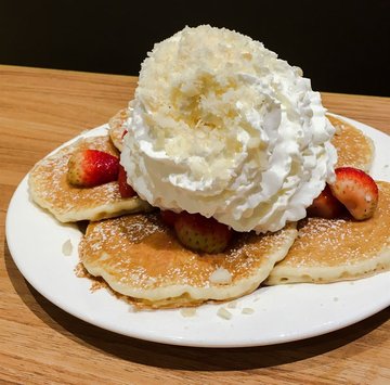 Pancakes – Fresh Strawberry, Whipped Cream and Macadamia Nuts