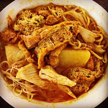Curry  Chicken  Bee  Hoon  Mee  (咖喱鸡米粉面)
