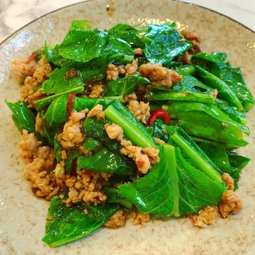 Stir-Fried Basil Chicken with Kai Lan (泰式九成塔鸡肉炒芥兰)