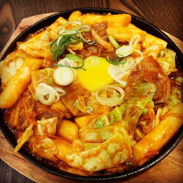 Spicy Pork Teppan Teokpokki (猪肉铁板炒年糕(辣))