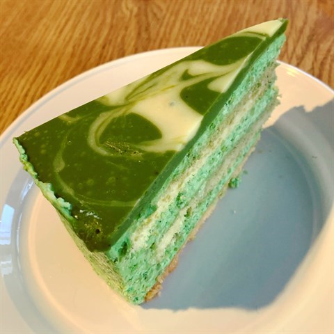 Signature cheesecake with delicious matcha perfected by crunchy matcha Kit Kat.