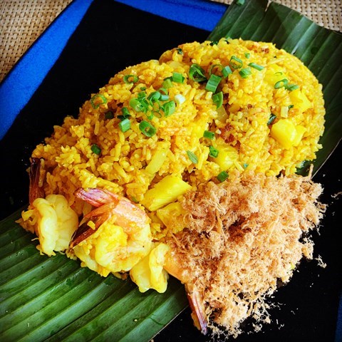 Stir-fried pineapple rice with prawns & pork floss.