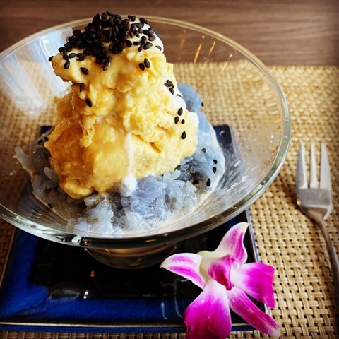 Premium durian mao shan wang with glutinous rice topped with sesame seeds.