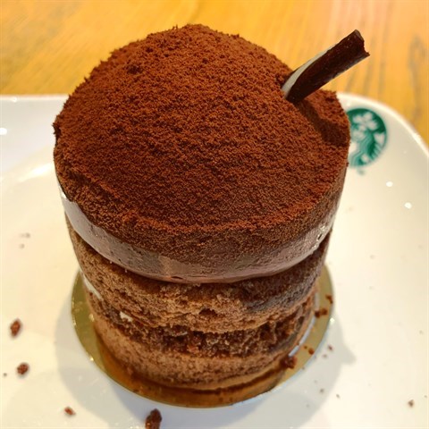 Layers of fluffy chocolate sponge cake, chocolate & vanilla mousse topped with Milo powder for a decadent treat.