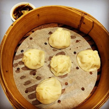 Steamed Mini Buns (小笼包)