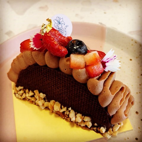 Crushed hazelnuts at the base, topped with strawberries, blueberries & piped with chocolate cream & chocolate mousse sandwiched between 2 pieces of chocolate taco shells. A blueberry compote was added to the sides of the chocolate taco shells to cut 