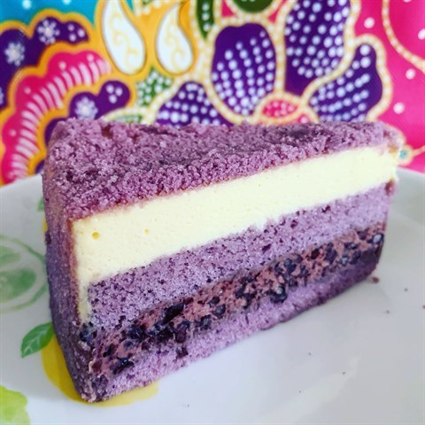Black glutinous rice spread perfectly between 2 layers of fluffy purple sponge, topped with creamy coconut mousse & generous sprinkle of cake crumbs.