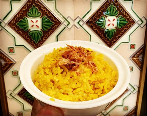 Glutinous & Jasmine rice infused with turmeric steamed with coconut milk.
